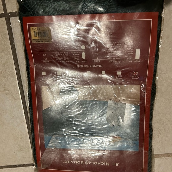 St. Nicholas Square Tablecloth Oblong 52x70 GREEN - Picture 2 of 3